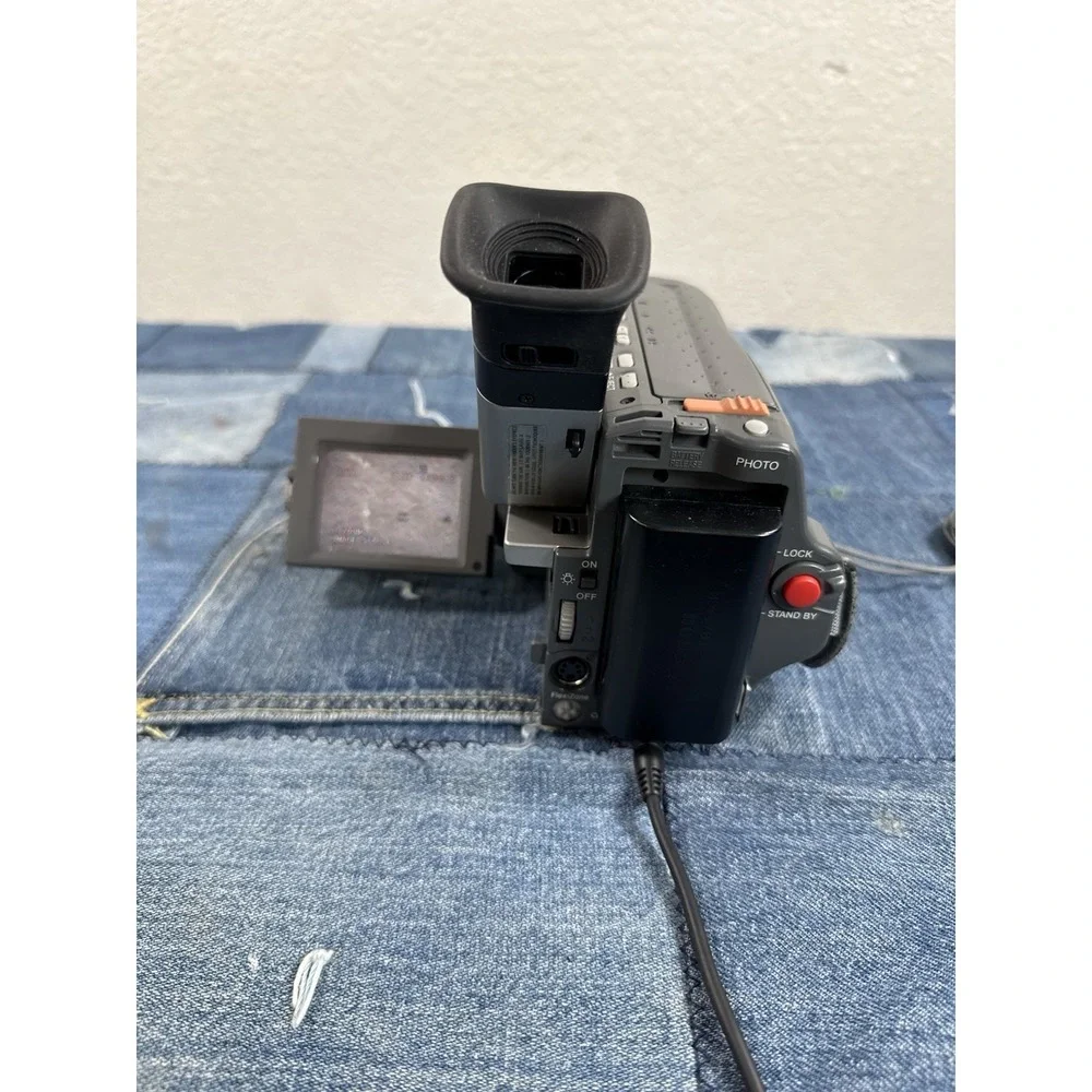 Canon ES8200V Hi8 8mm Analog Camcorder Bundle - Tested and Working